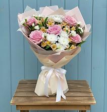 Букет цветов из:  Гвоздики, Орхидеи и Розы #REPLACE_PRED# Таврическом