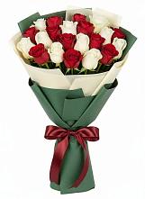Букет Микс из красных и белых роз в Таврическом