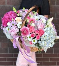 Композиция солнечный день в Таврическом Цветочная композиция из Розы, Хризантемы, Пионы и Лизиантусы в корзине в Таврическом