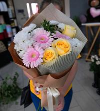Букет цветов из:  Герберы, Розы и Хризантемы в Таврическом