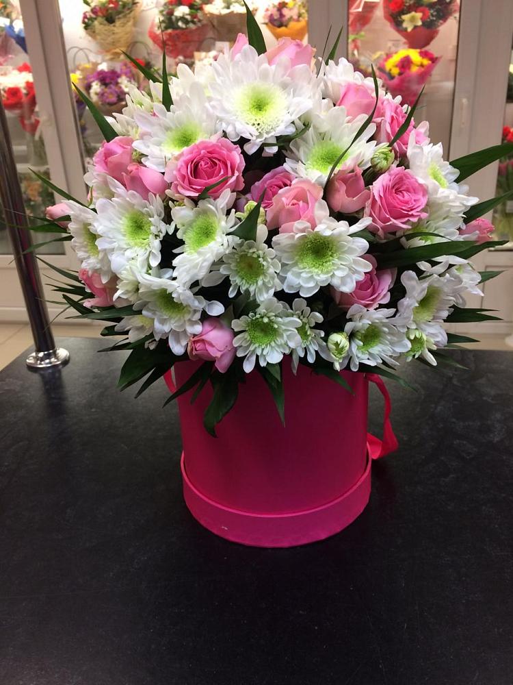 Цветочная композиция из Розы и Хризантемы в шляпной коробке в Таврическом