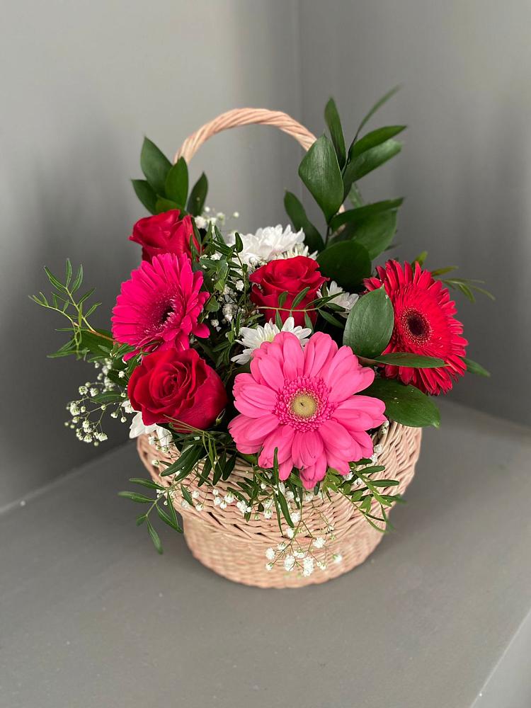 Цветочная композиция из Розы, Хризантемы и Герберы в корзине в Таврическом